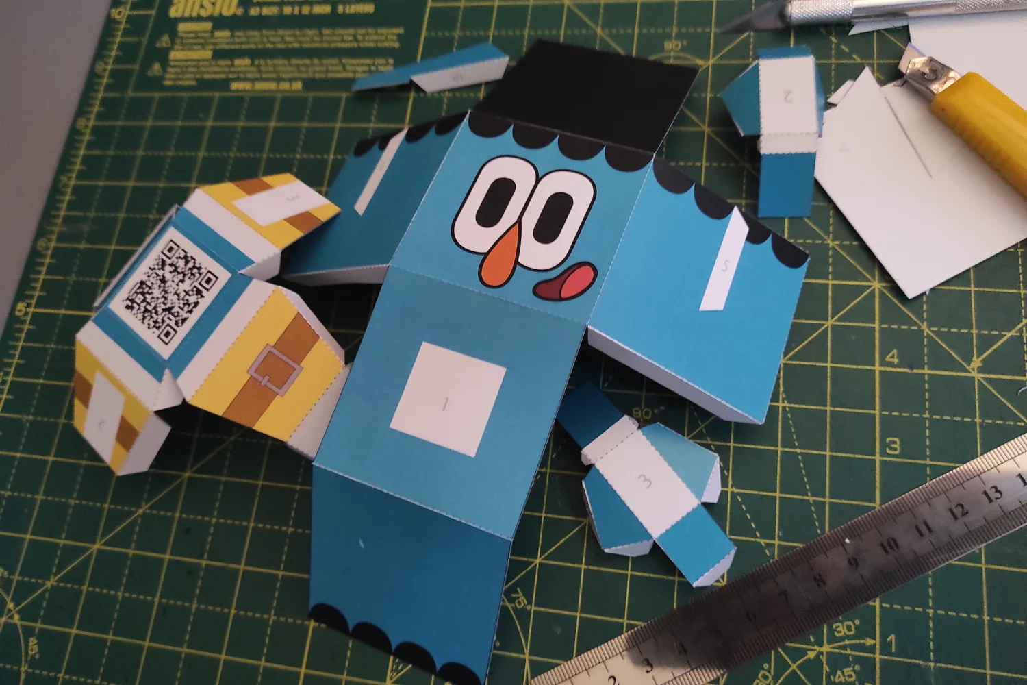 Detalle de paper toys personalizados PAFF